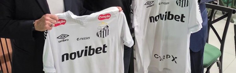 开云-考察球员！安切洛蒂现场观战桑托斯比赛，获赠桑托斯球衣