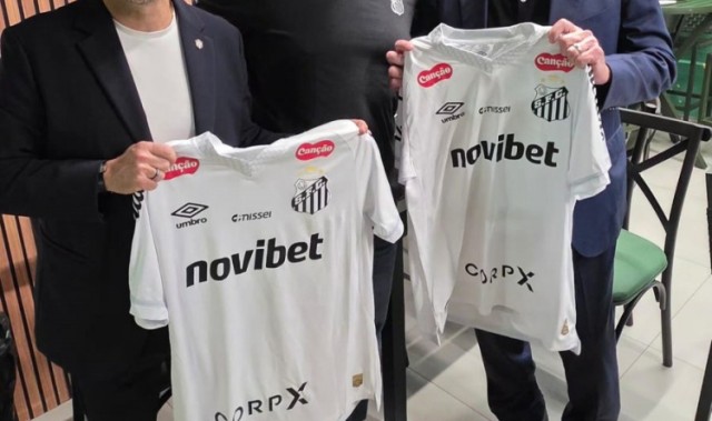 开云-考察球员！安切洛蒂现场观战桑托斯比赛，获赠桑托斯球衣