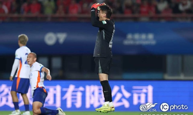 开云登录-出击失误致丢球，王国明赛后社媒向球队与球迷道歉：对不起